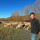 Javier Manzano Figal, ganadero leonés de 29 años, con sus ovejas en el Valle del Curueño.-E.M.
