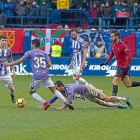 Kiko Olivas se  lanza al suelo para despejar un balón en presencia de Anuar y Toni.-PHOTO-DEPORTE