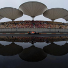 Fernando Alonso rodando por el circuito de Shangai.-AFP