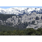 El paraje ofrece algunas de las mejores vistas de la sierra de Urbión, entre Burgos y Soria, con sus característicos pinares y llamativas formaciones rocosas.-VALENTÍN GUISANDE