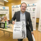 El director general del CB Valladolid, José Ramón Arroyo, muestra el cartel de la campaña-Pablo Requejo
