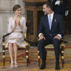 El rey Felipe VI y la reina Letizia, durante la ceremonia de imposición de condecoraciones de la Orden del Mérito Civil del 2015.-JUAN CARLOS HIDALGO (EFE)