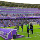 Pancarta exhibida el sábado, al fondo de la imagen, sobre la que LaLiga pide explicaciones al Valladolid.-J.M. LOSTAU