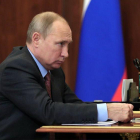 El presidente de Rusia Vladimir Putin en una reunión en la agencia espacial rusa.-REUTERS