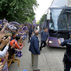 Los aficionados del Real Valladolid reciben el autobús del equipo antes del partido contra el Sporting de Gijón de la pasada semana.-J.M.LOSTAU