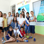 Alumnos del colegio Moraña Baja de Horcajo de las Torres junto a Vanesa Casillas, una de promotoras de un proyecto escolar con el que los escolares han reproducido grandes obras de pintores nacionales e internacionales.-ICAL