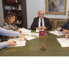 Salvador Arpa, Teresa López, Jesús Julio Carnero, Guzmán Gómez y Pilar Vicente, en la firma del pacto.-E. M.