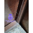 Imagen de una de las puertas con los hilos de pegamento intactos. E.M.