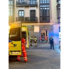 Una mujer herida golpeada por una loseta que se ha desprendido en la calle Santiago en Valladolid