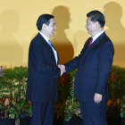 El presidente chino Xi Jinping (a la derecha) le da la mano al presidente de Taiwán Ma Ying-jeou (L) antes de su reunión en el hotel Shangrila de Singapur este sábado.-AFP / ROSLAN RAHMAN