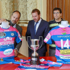 Garrote, Puente y Bustos, con la camiseta que lucirá el VRAC en Europa y con la Supercopa ganada en Madrid.-J.M. Lostau