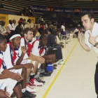 Iñaki Martín da instrucciones a sus jugadores de Mozambique.-EM