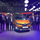 Ingenieros de la planta de Renault en Valladolid, ayer, en el Salón del automóvil de Ginebra, junto al rediseñado Captur.-E. M.