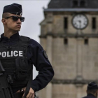 Un policía vigila los alrededores de la iglesia de Saint-Etienne-du-Rouvray (Normandía), un día después del atentado yihadista que se atribuyó el Estado Islámico, el 27 de julio.-EFE / IAN LANGSDON