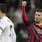 Leo Messi y Cristiano Ronaldo, durante un clásico en el Santiago Bernabéu.-Foto: AFP/ DANI POZO