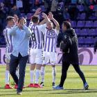 Sergio y los jugadores aplauden a los aficionados tras la victoria frente al Celta.-PABLO REQUEJO