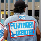 Un manifestante lleva adherido a su ropa un mensaje en el que pide la libertad de Fujimori, este sábado, en Lima.-REUTERS