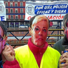 Tres agentes con las caretas de Vélez, de la jefa de la Policía, Julia González, y de Puente durante la protesta del martes.-E. M.