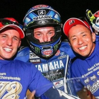 Pol Espargaró, Alex Lowes y Katsuyuki Nakasuyga celebran la victoria en las 8 Horas de Suzuka.-EL PERIÓDICO