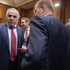 Kasparov charla con varios senadores druante un receso de su comaprecencia ante el Senado de EEUU.-MANDEL NGAN / AFP / MANDEL NGAN