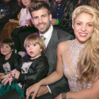 Shakira y Piqué con sus hijos, Milan (izquierda) y Sasha, en una gala en Barcelona el pasado mes de diciembre.-EL PERIÓDICO
