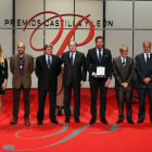 Foto de familia de los premiados junto al presidente de la Junta, Juan Vicente Herrera.-ICAL