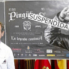 Mariano Parellada junto al cartel de suspensión de Pingüinos el pasado 17 de octubre en el Ayuntamiento-J.M.Lostau