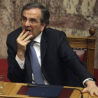 El primer ministro griego, Andonis Samarás, durante la votación en el Parlamento, este lunes.-Foto:   EFE / ALEXANDROS VLACHOS