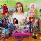 Elena Cabezas posa en su salón de belleza con un muestrario de muñecas.-J.M. LOSTAU
