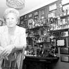 Eumelia Sanz posando hace algunos años en su casa, ante sus premios literarios.-J. M. LOSTAU