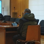 El acusado, de espaldas, durante el juicio por pasar billetes falsos de 20 euros en establecimientos de hostelería.- EUROPA PRESS