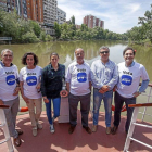El alcalde, en el centro, embutido en la camiseta del PP con algunos miembros de su equipo.-Pablo Requejo