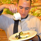 Luis Alberto Simón termina un plato en la sala del restaurante.-R. F