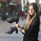 Paula Sanz sujeta unos zapatos de la marca Krack, impulsora del concurso que ha ganado.-J.M.LOSTAU