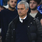 José Mourinho contempla la goleada que sufre el Manchester United en su visita al Chelsea en Stamford Bridge (4-0).-GLYN KIRK