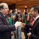 Juan Vicente Herrera recibe la felicitación del portavoz socialista Luis Tudanca tras ser reelegido Presidente de la Junta de Castilla y León-ICAL