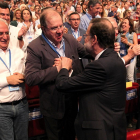 El presidente de la Junta, Juan Vicente Herrera, saluda al presidente del Partido Popular, Mariano Rajoy, durante la inauguración del Congreso extraordinario del partido.-JUAN LÁZARO / ICAL