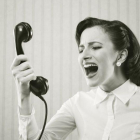 Una mujer grita al teléfono.-123RF