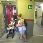 Una familia accede al aparcamiento por el ascensor de la entrada principal.-J.M. LOSTAU