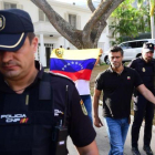 Leopoldo López en la Embajada de España en Caracas.-AFP / RONALDO SCHEMIDT