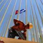 Trabajadores cubanos preparan el recinto donde se celebrará la ceremonia de izada de bandera en la embajada de Estados Unidos de La Habana.-AFP / YAMIL LAGE
