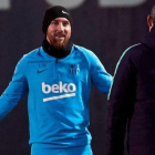 Messi y Valverde conversan en el inicio de la última sesión preparatoria antes del partido frente al Sevilla.-ALEJANDRO GARCÍA(EFE)