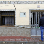 Un vecino de Fresno el Viejo mira el portal del octogenario fallecido, precintado por la Guardia Civil.-J.M. LOSTAU