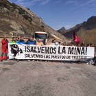 Los mineros de la Hullera Vasco Leonesa cortan la N-630 a la altura de Ciñera de Gordón-El Mundo