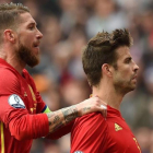 Piqué con Ramos tras marcar el gol de España.-AFP / NICOLAS TUCAT