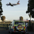 Policías patrullando cerca del aeropuerto de Heathrow, en Londres.-AP / MATT DUNHAM