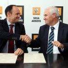 El presidente de la Cámara de Comercio e Industria de Valladolid, Carlos Villar (I), firma un acuerdo con el director-gerente de Renault Vasa Arroyo, José Luis López-Ical