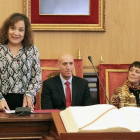 La eurodiputada socialista Iratxe García(I); el alcalde, José Antonio Díez y la delegada del Gobierno en la Comunidad, Mercedes Martín (D)-PEIO GARCÍA ICAL