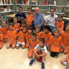 Vicente Del Bosque posa con jugadores de las escuelas deportivas de Peñafiel y junto al ya ex jugador del Real Valladolid, el peñafielense Rafa.-G. VELASCO