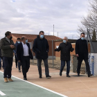 El alcalde, Óscar Puente, visitó ayer el nuevo tramo de acera y carril bici que conecta Puente Duero con el  Pinar de Antequera.- E.M.